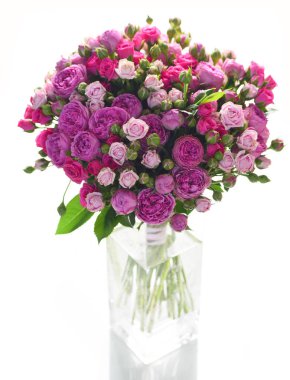 Pembe ve mor gül cam vazoda beyaz arka plan üzerinde izole çiçek kompozisyon