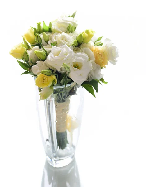 Kytice Bílých Žlutých Eustoma Skleněná Váza Izolovaných Bílém Pozadí — Stock fotografie