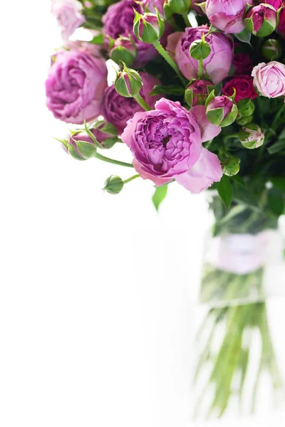 Пастельные Фиолетовые Розы Стеклянной Вазе Изолированы Белом Фоне — стоковое фото