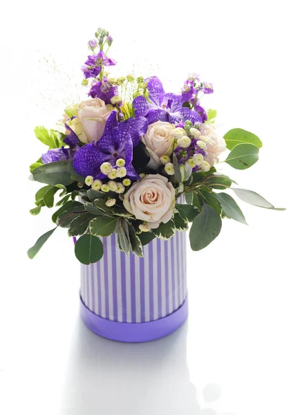 Composição Floral Rosas Rosa Com Flores Violetas Balde Isolado Fundo — Fotografia de Stock