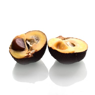 Beyaz arka plan üzerinde izole pouteria caimito yarım