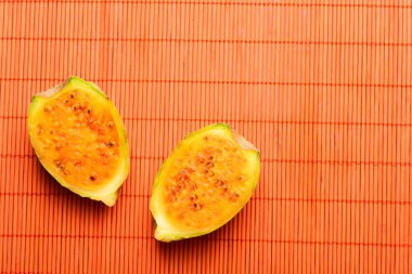 Bambu peçete üzerinde ham inciri