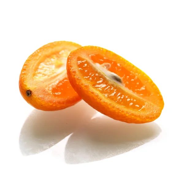 Kumquat Helften Geïsoleerd Witte Achtergrond — Stockfoto