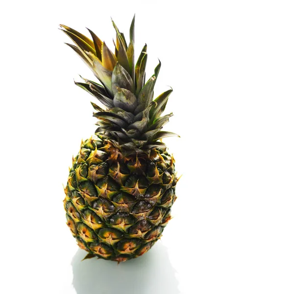 Beyaz Arka Plan Üzerinde Izole Tüm Ananas Meyve — Stok fotoğraf