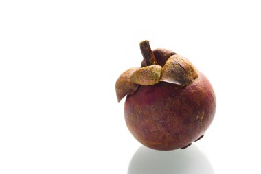 Beyaz arka plan üzerinde izole mangostin meyve