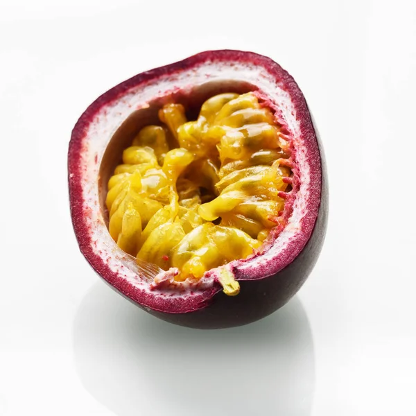 Moden Maracuja Frukt Isolert Hvit Bakgrunn – royaltyfritt gratis stockfoto