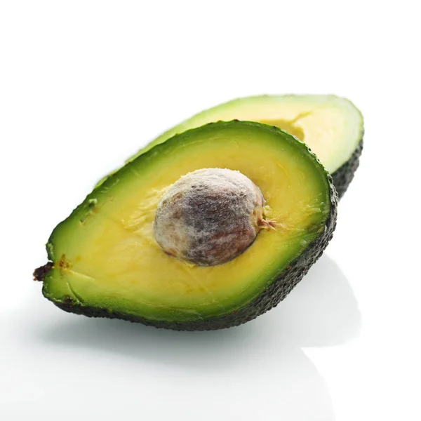 Stäng Visa Avocado Halvor Isolerad Vit Bakgrund — Stockfoto