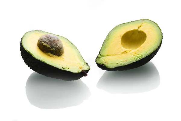 Schließen Der Avocadohälften Isoliert Auf Weißem Hintergrund — Stockfoto