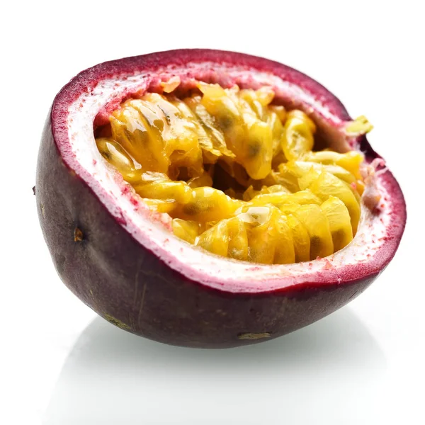 Rijpe Maracuja Fruit Geïsoleerd Witte Achtergrond — Stockfoto