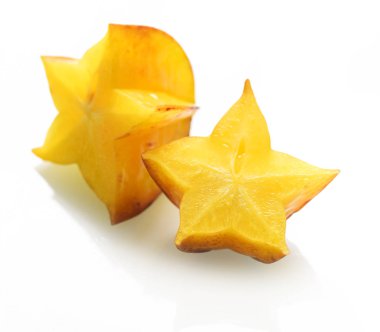 Beyaz arka plan üzerinde izole olgun starfruits