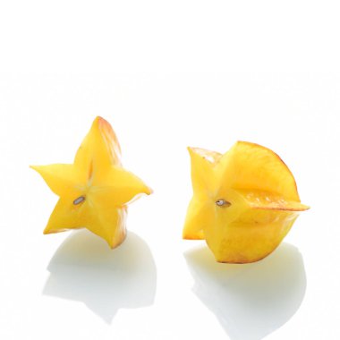 İki beyaz arka plan üzerinde izole carambola meyve yarısı sarı