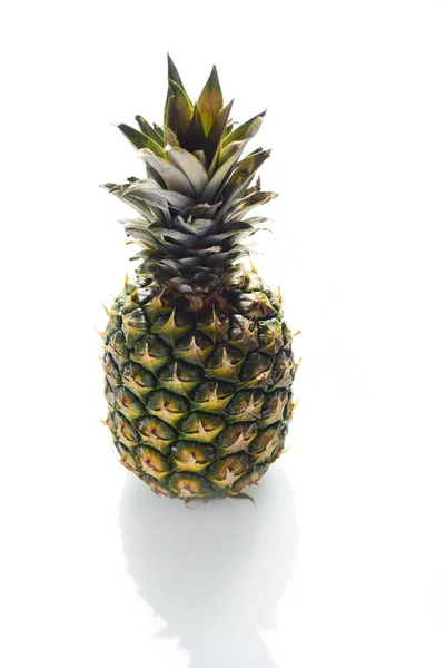 Beyaz Arka Plan Üzerinde Izole Olgun Tüm Ananas Meyve — Stok fotoğraf