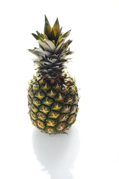 Maturare Ananas Intero Isolato Fondo Bianco — Foto Stock