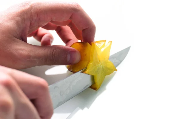 Vista Recortada Del Hombre Cortando Fruta Carambola Aislada Sobre Fondo —  Fotos de Stock