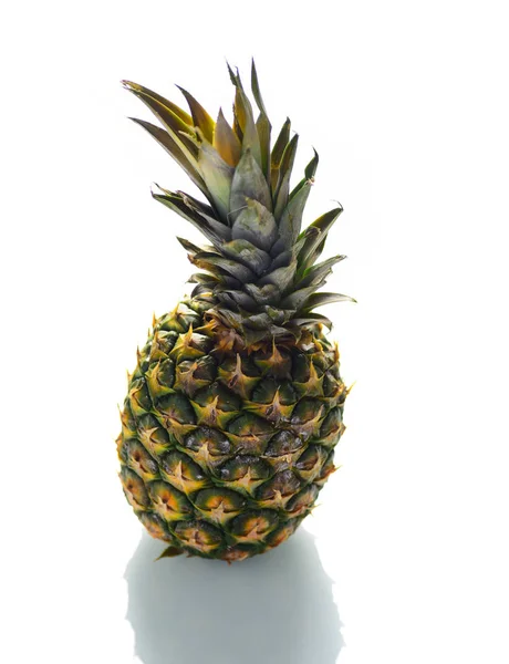Rijpe Ananas Van Hele Vruchten Geïsoleerd Witte Achtergrond — Stockfoto