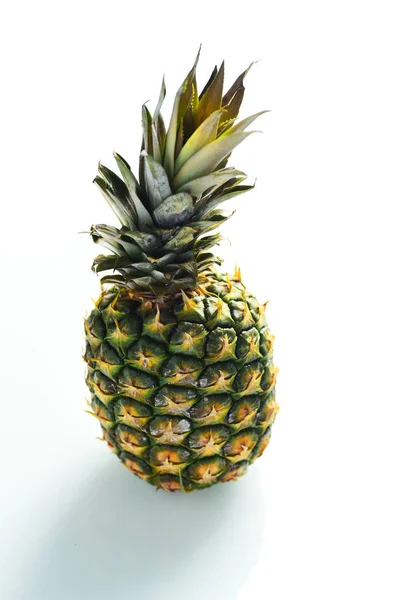 Beyaz Arka Plan Üzerinde Izole Olgun Tüm Ananas Meyve — Stok fotoğraf