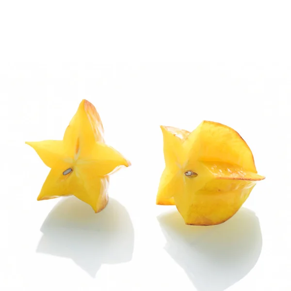 Dos Mitades Amarillas Carambola Aisladas Sobre Fondo Blanco — Foto de Stock