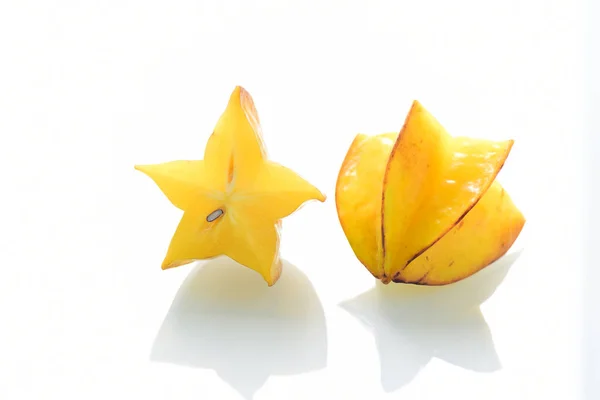 Twee Gele Helften Carambola Fruit Geïsoleerd Witte Achtergrond — Stockfoto