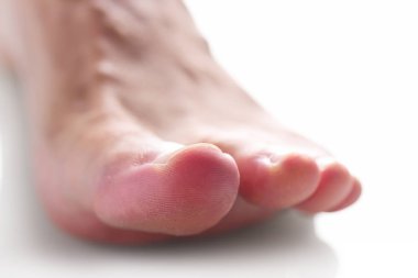 Beyaz arka plan üzerinde izole erkek ayak görünümü Kapat