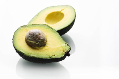 Beyaz arka planda izole edilmiş taze avokado.