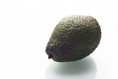 Beyaz arka planda izole edilmiş taze avokado.