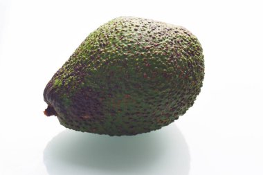 Beyaz arka planda izole edilmiş taze avokado.