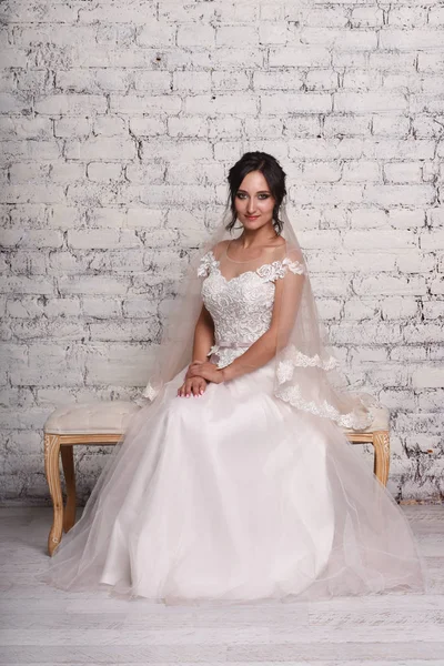 Brunetki Panna Młoda Sukni Ślubnej Biały Elegancja Pozują Przed Mur — Zdjęcie stockowe