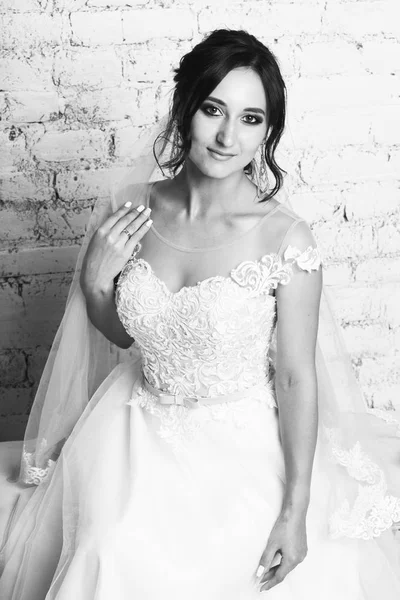 Junge Brünette Braut Weißer Eleganz Brautkleid Posiert Vor Backsteinmauer — Stockfoto