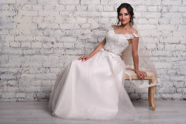 Junge Brünette Braut Weißer Eleganz Brautkleid Posiert Vor Backsteinmauer — Stockfoto