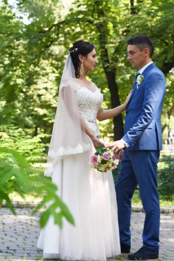 Gelin ve damat Park'ta poz