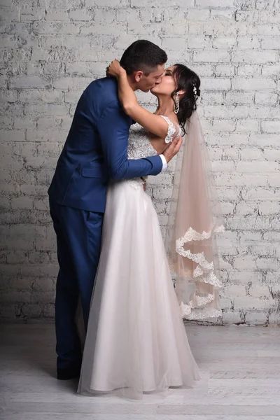 Visão Comprimento Total Recém Casados Beijando Estúdio Fundo Parede Tijolo — Fotografia de Stock