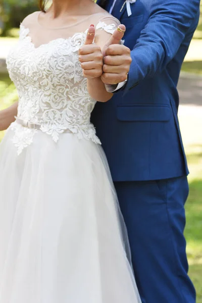 Обрезанный Вид Жениха Невесты Большими Пальцами Вверх Обручальными Кольцами — стоковое фото