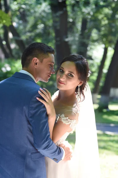 Zamknij Widok Para Piękny Ślub Przytulanie Całując Parku — Zdjęcie stockowe