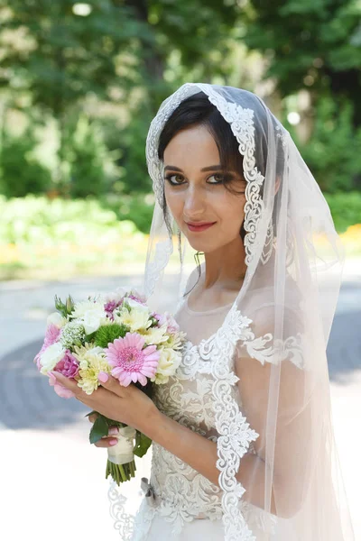 Jonge Brunette Bruid Met Boeket Poseren Park — Stockfoto