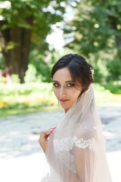Jovem Noiva Morena Vestido Branco Posando Parque — Fotografia de Stock