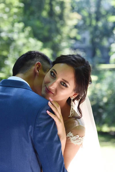 Nahaufnahme Eines Schönen Hochzeitspaares Das Sich Park Umarmt Und Küsst — Stockfoto