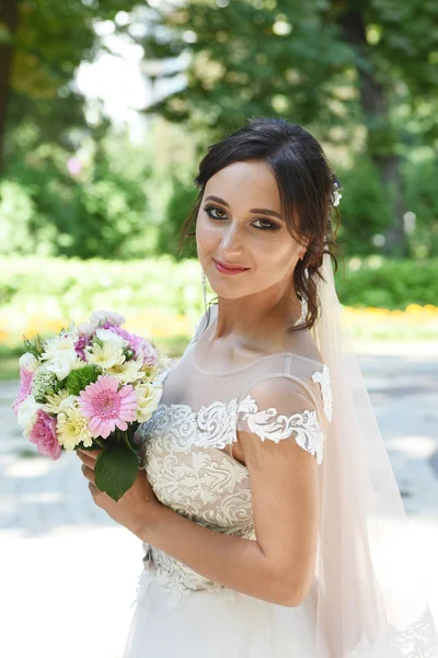 Junge Brünette Braut Mit Strauß Posiert Park — Stockfoto