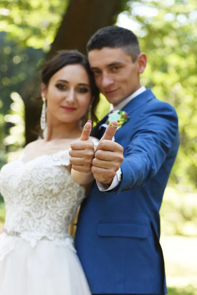 Retrato Casal Casamento Mostrando Polegares Com Anéis Casamento — Fotografia de Stock