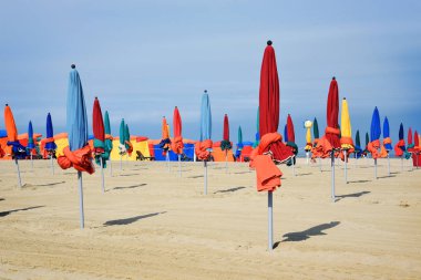 Deauville, Normandy, Fransa için moda tatil plaj şemsiyeleri.