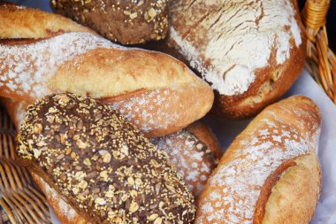 Hasır sepetin içinde ekmek farklı türde görünümü Kapat