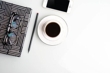 Kahve fincanı, kalem, smartphone, gözlük ve çizgili Not defteri ile Ofis İşyeri