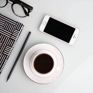 Kahve fincanı, smartphone, gözlük ve Kırtasiye Ofis İşyeri