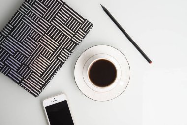 Kahve, smartphone ve ileti örneği ile çalışma alanı'nı vurdu