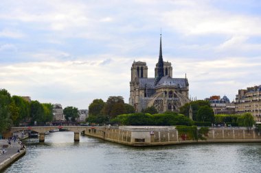 Bulutlu gökyüzü arka plan ile Fransız mimarisi.