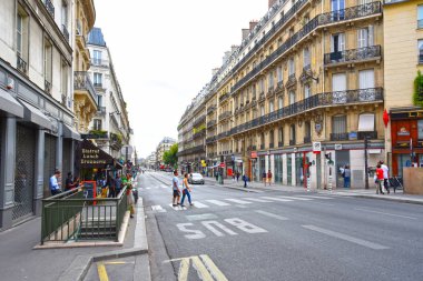 Paris, Fransa - 20 Ağustos 2018: Mimari Paris mağazalar, kafeler ve restoranlarla dolu.