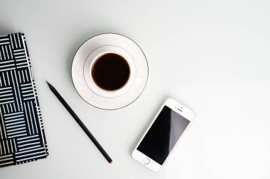 Kahve fincanı, smartphone ve Kırtasiye Ofis Masası