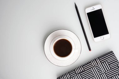 Çalışma alanı kahve fincanı, kalem, smartphone ve çizgili Not defteri ile
