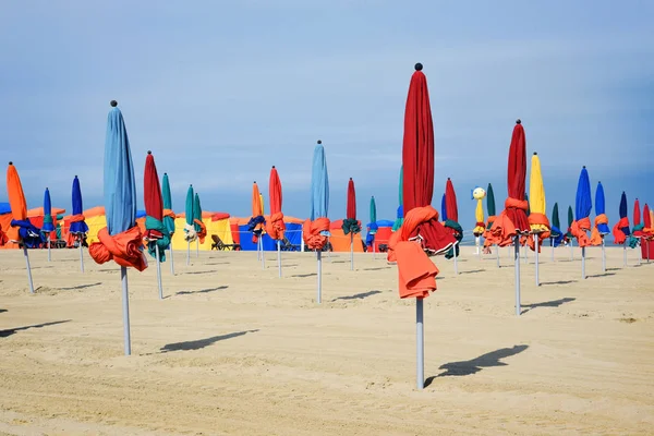 ドーヴィル ノルマンディー フランスのファッショナブルなホリデー リゾートのビーチ パラソル  — 無料ストックフォト