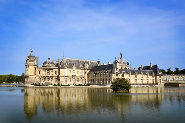 Chantilly, Fransa - 21 Ağustos 2018: Chantilly castle Nehri'nde yansıması ile görünümünü.