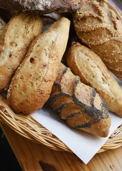 Weergave Van Verschillende Soorten Brood Rieten Mand Sluit — Gratis stockfoto